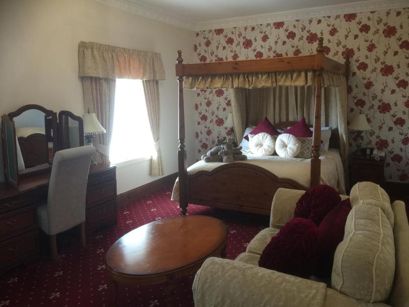 Four Poster Rooms image 1