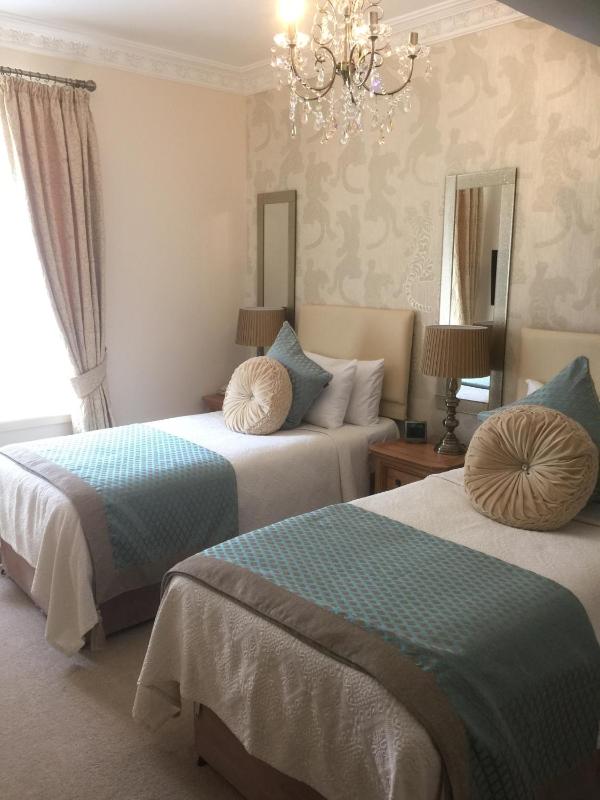 Twin Room image 4