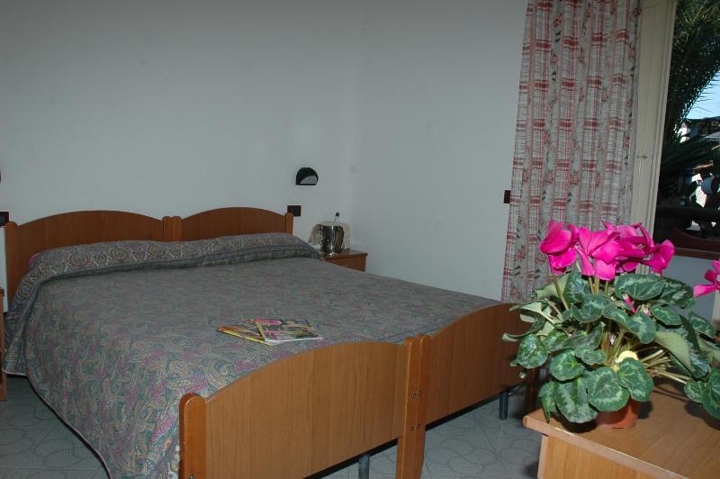 Economy Double Room image 4