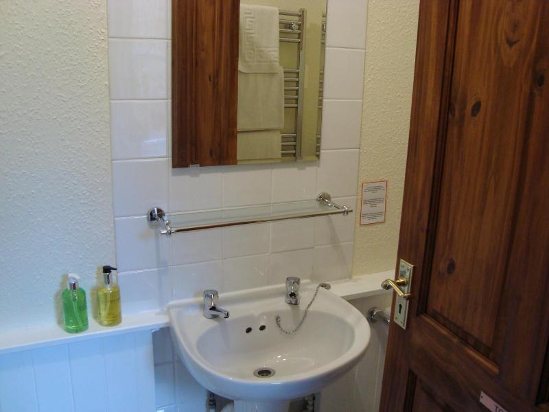 Twin Room with Private External Bathroom image 3