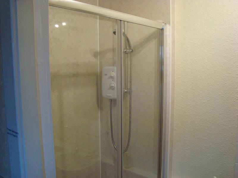 Twin Room with Private External Bathroom image 2