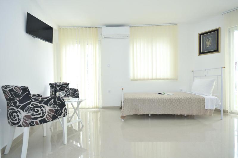 Triple Room with Balcony image 4