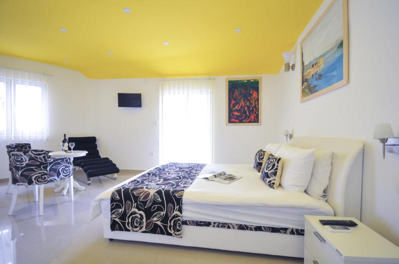 Studio Apartment with Balcony image 4