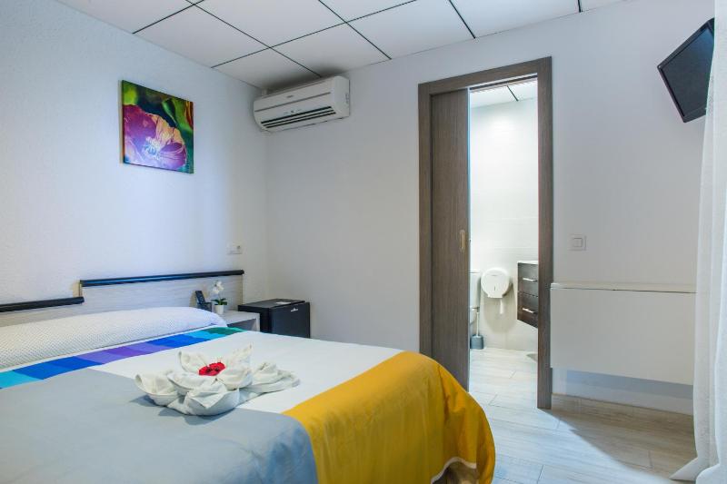Double or Twin Room image 3