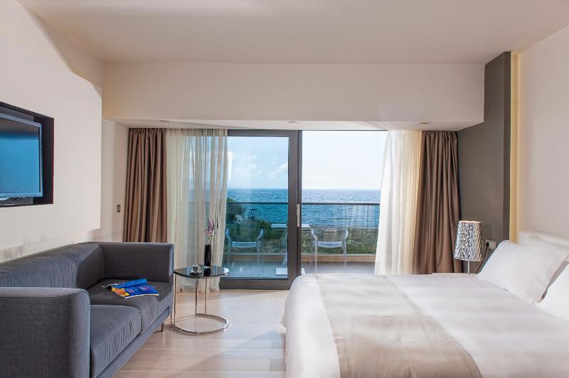 Suite with Direct Sea View image 4