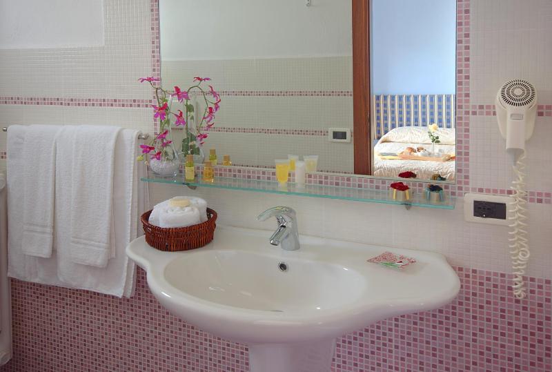 Triple Room with Sea View image 2