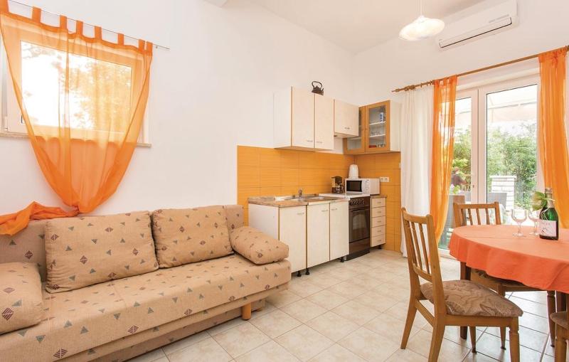 Apartments Car - image 11