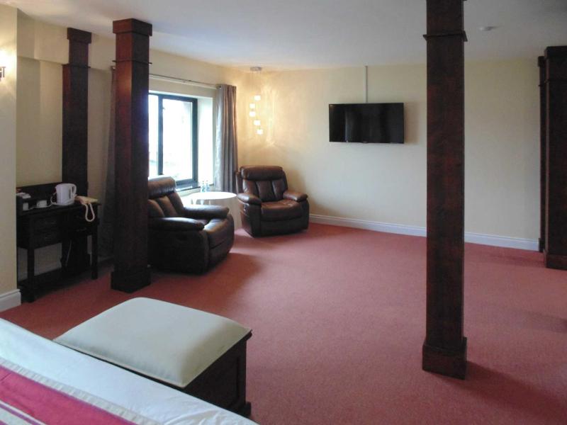 Deluxe Suite with Sea View image 2