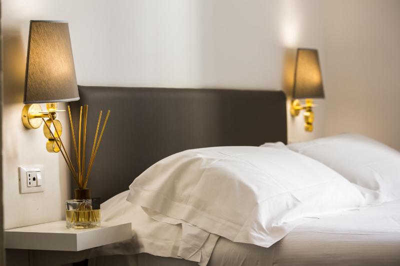 Superior Double Room with Balcony image 3