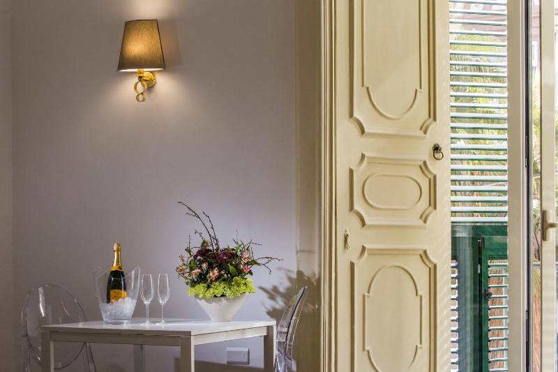 Superior Double Room with Balcony image 2