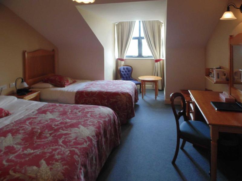 Double or Twin Room with Sea View image 2