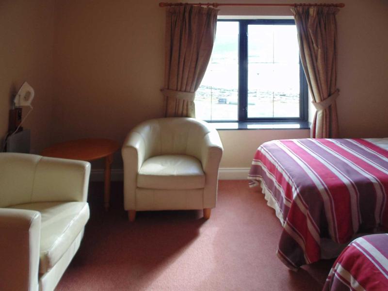 Deluxe Double or Twin Room with Sea View image 3