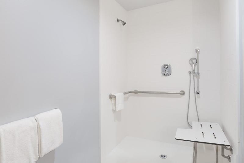 King Room with Bathtub - Mobility Accessible/Non-Smoking image 2