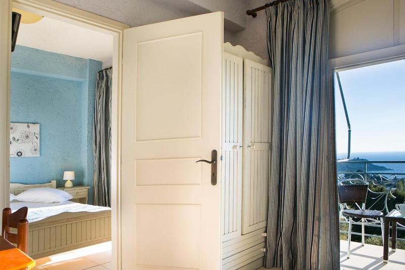 One-Bedroom Apartment with Balcony and Sea View with Twin Beds  image 2