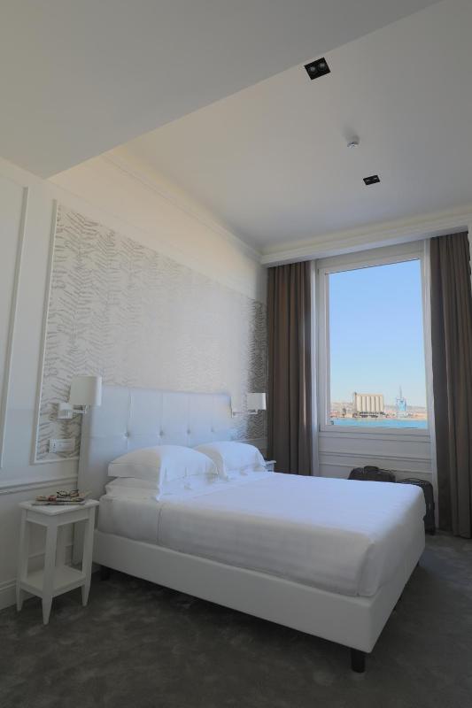 Superior Double or Twin Room with Sea View image 3