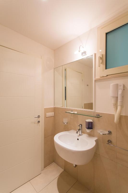 Apartment with 2 Private Bathrooms (5 Adults) image 4