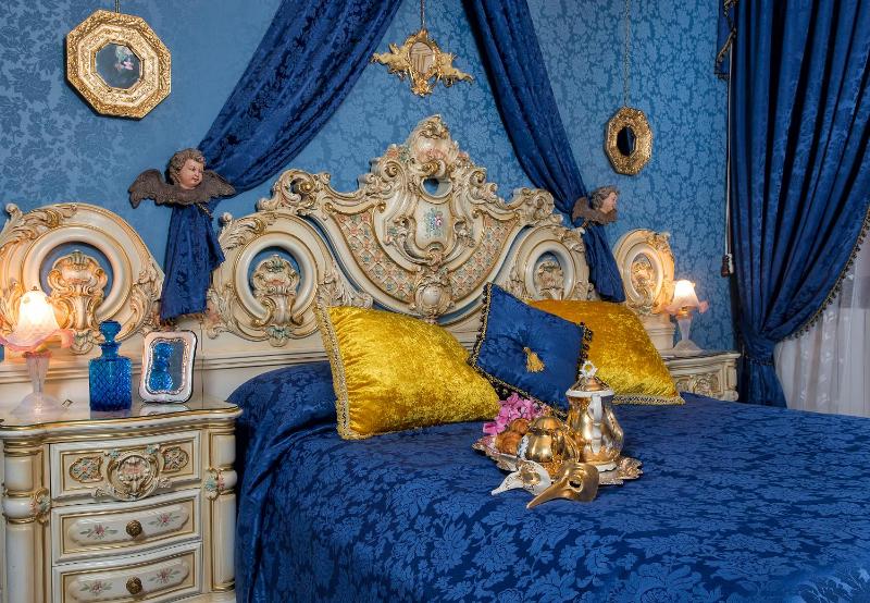 Junior Suite with Canal View image 4