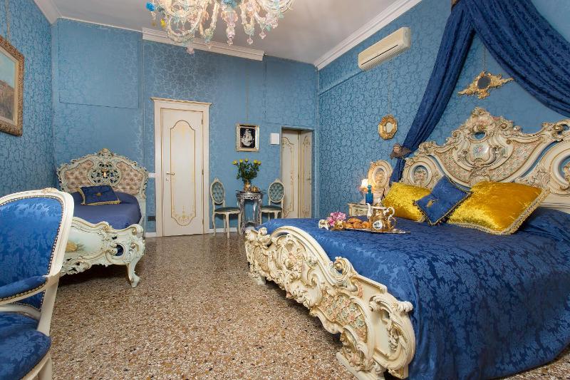 Junior Suite with Canal View image 3