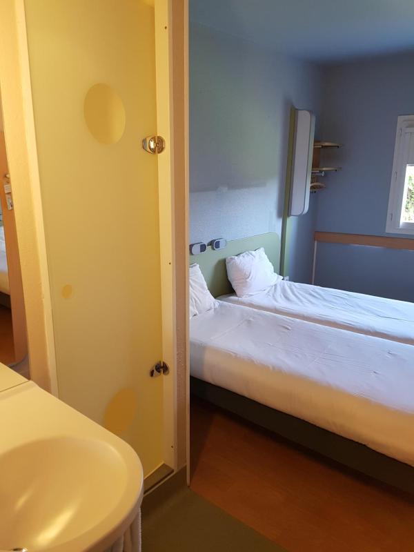 Twin Room image 4