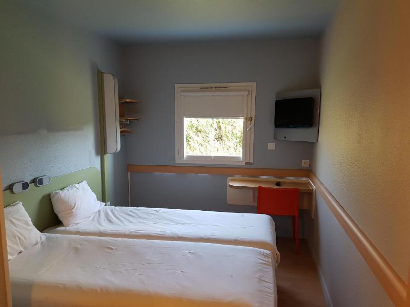 Twin Room image 3