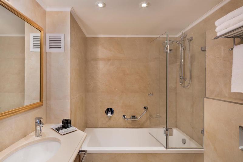 Superior Double or Twin Room with Partial Sea View image 3