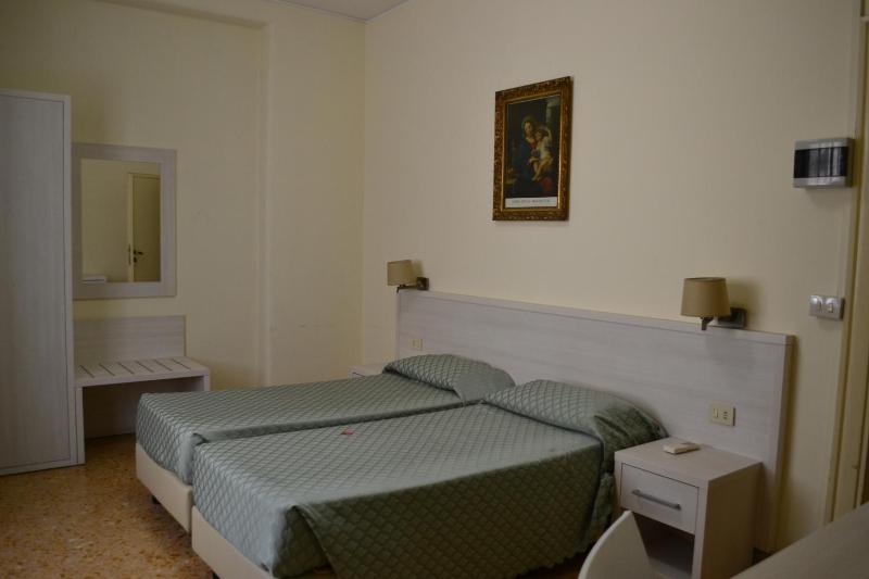Standard Double or Twin Room image 3