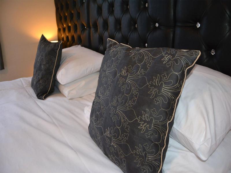 Double En-suite Twin or Single Room image 3