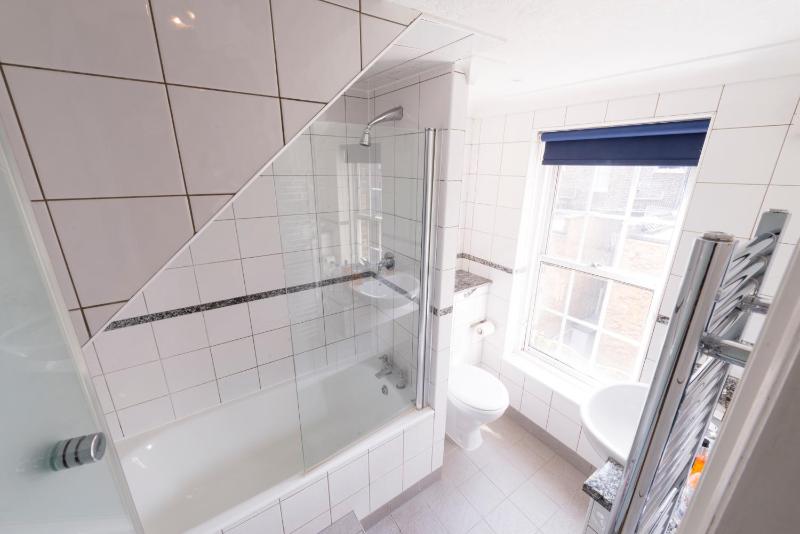 Large Family Room image 2