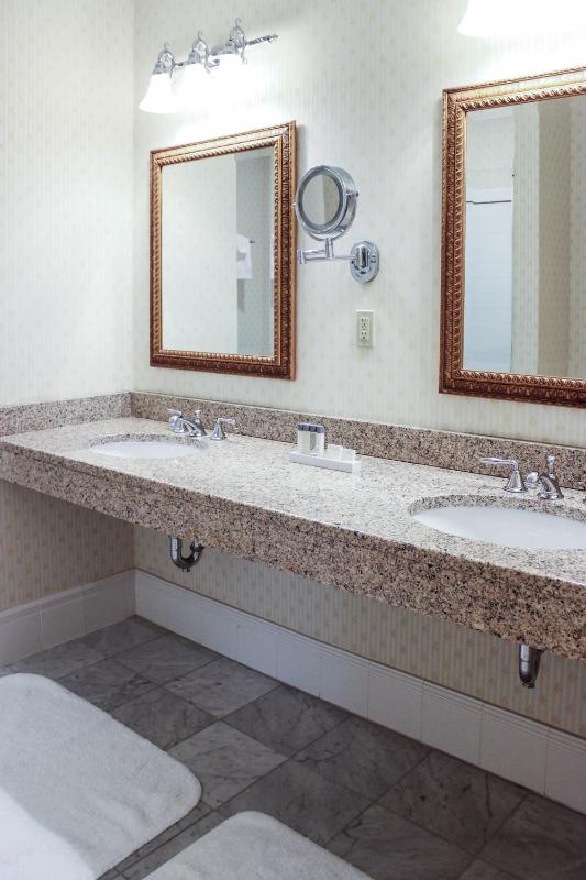 One-Bedroom King Suite - Non-Smoking image 4