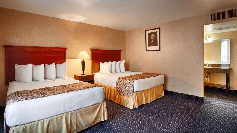 Queen Room with Two Queen Beds with Roll-In Shower image 4