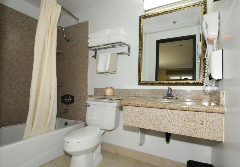 Queen Room with Two Queen Beds - Non-Smoking image 4