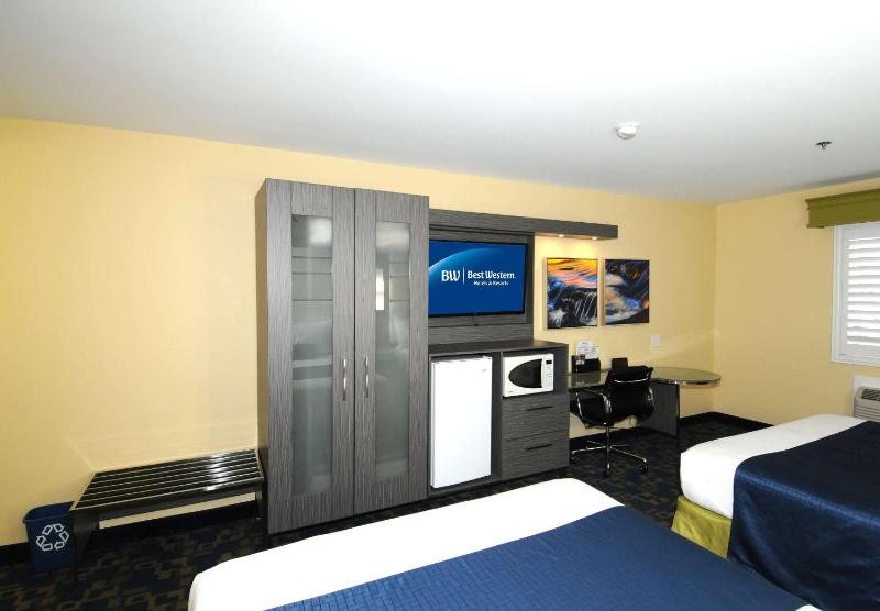 Queen Room with Two Queen Beds - Non-Smoking image 3