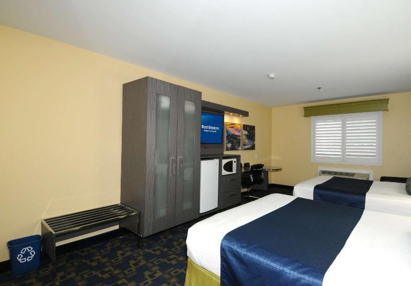 Queen Room with Two Queen Beds - Non-Smoking image 2