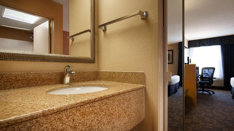 King Suite with Sofa Bed and Jetted Tub image 4