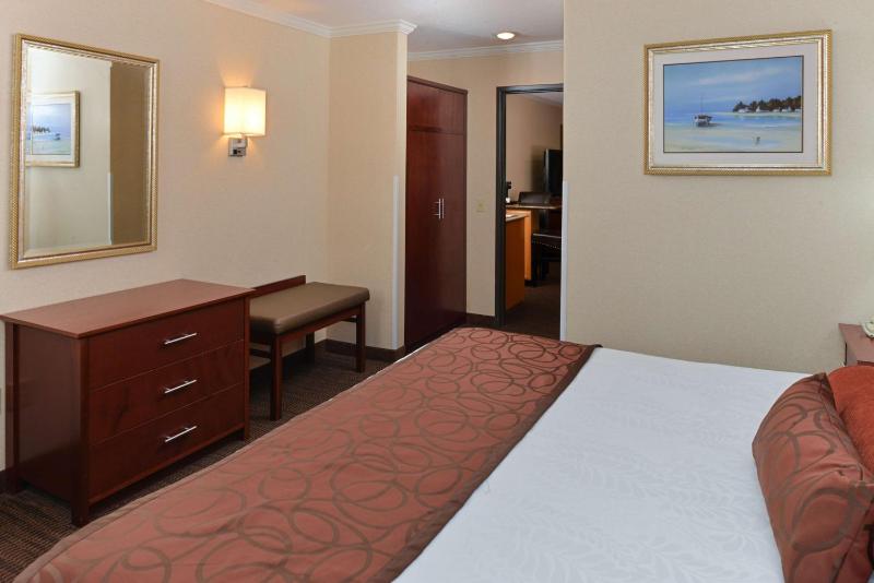 Best Western Plus Landmark Inn - image 12