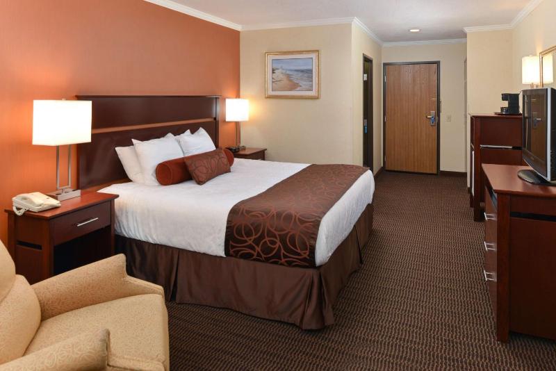 Best Western Plus Landmark Inn - image 25
