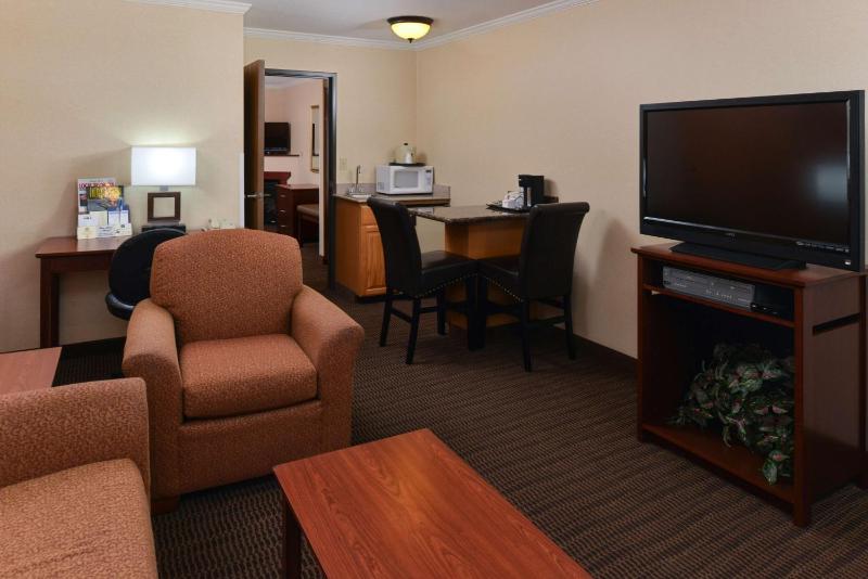 Best Western Plus Landmark Inn - image 4