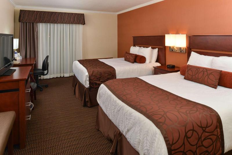 Best Western Plus Landmark Inn - image 9