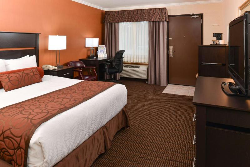 Best Western Plus Landmark Inn - image 3