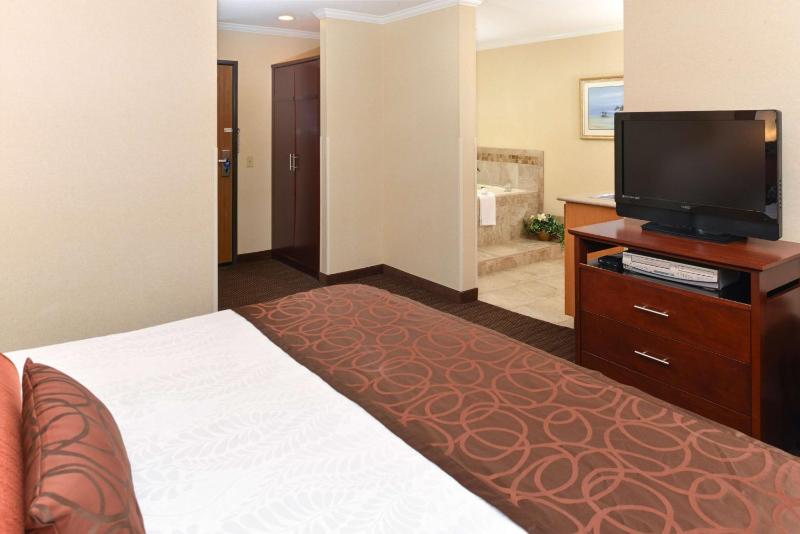 Best Western Plus Landmark Inn - image 20