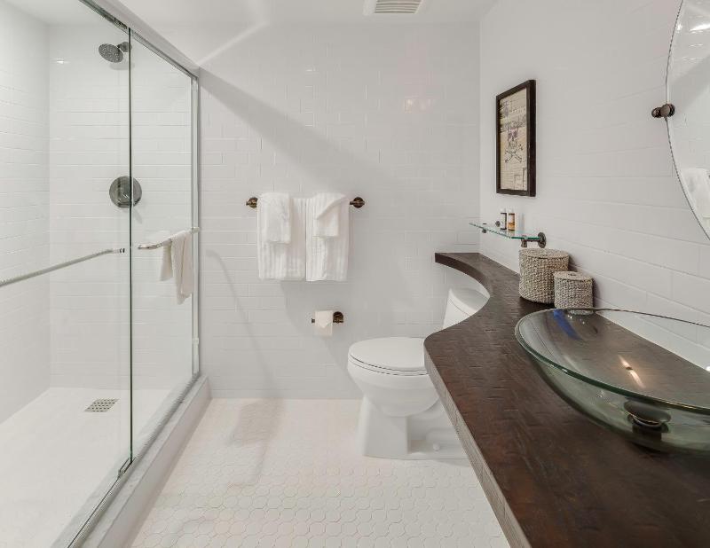 One-Bedroom King Suite image 2