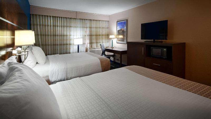 Queen Room with Two Queen Beds - Non-Smoking image 4