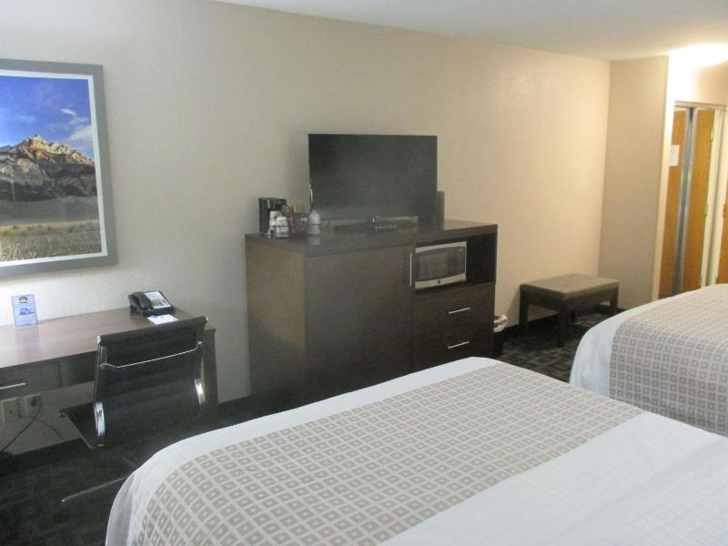 Queen Room with Two Queen Beds - Non-Smoking image 3