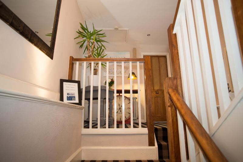 Holly Lodge Guest House with FREE off site health club - image 3