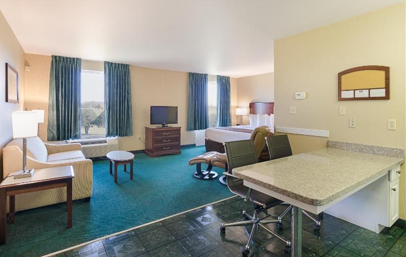 King Suite - Non-Smoking image 2