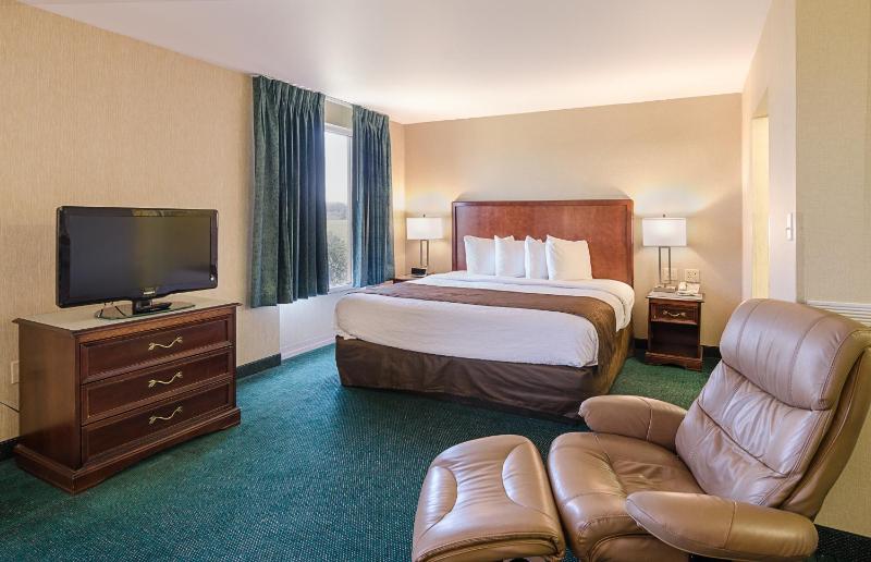 King Suite - Non-Smoking image 3