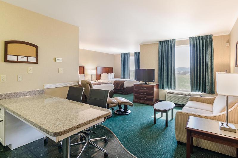 Queen Suite with Two Queen Beds and  Sofa Bed - Non-Smoking image 2