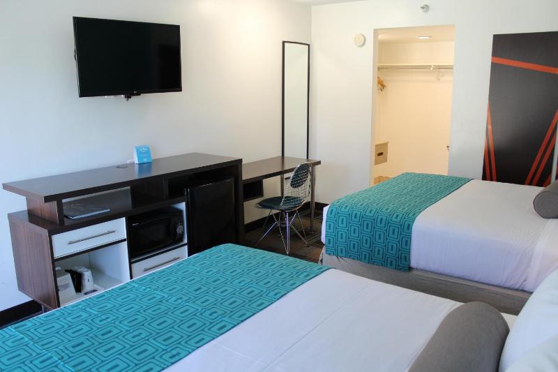 Queen Room with Two Queen Beds image 2