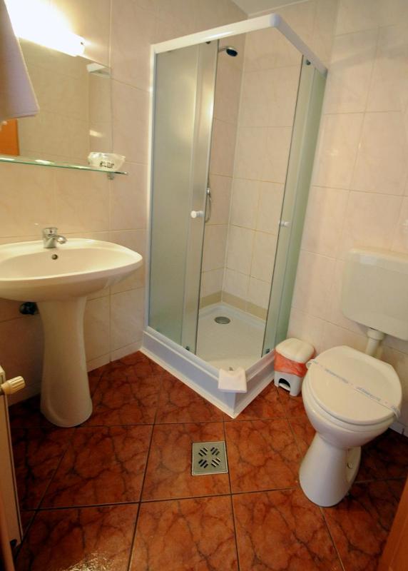 Twin Room image 3