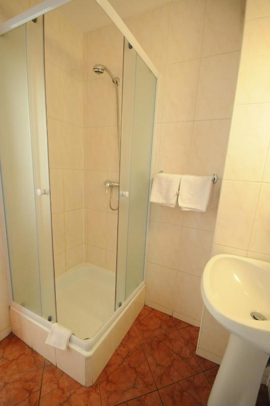 Twin Room image 2